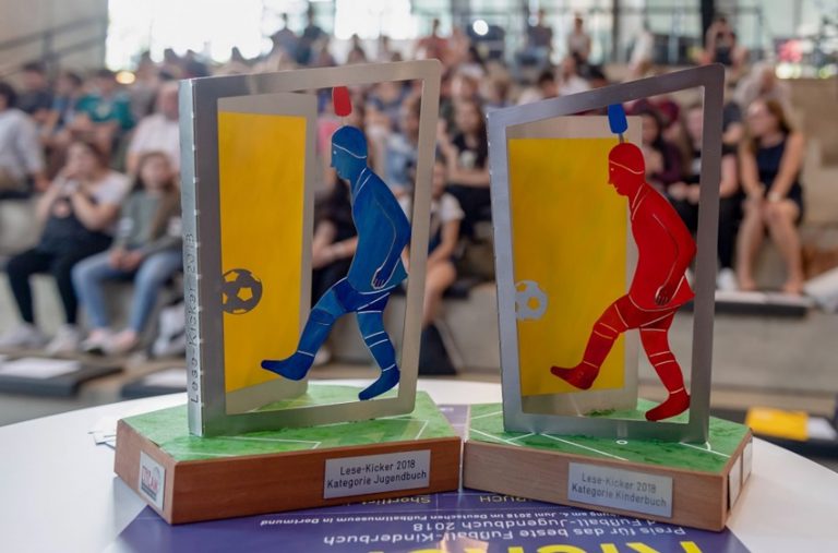 Photo: The “Lese-Kicker” trophy for the best football book © DFL Stiftung/Witters